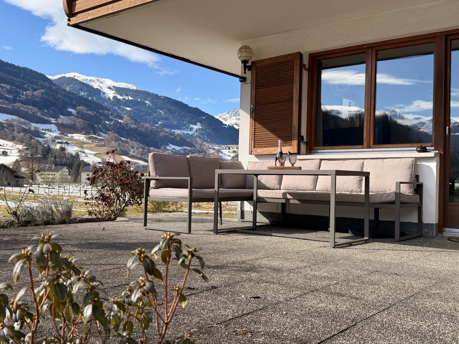 Sonnenterrasse der Ferienwohnung Whiteberg Apartment in Schruns mit Blick auf die Berge des Montafon