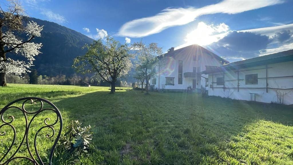Garten der Ferienwohnung Whiteberg in Schruns in der Abendsonne