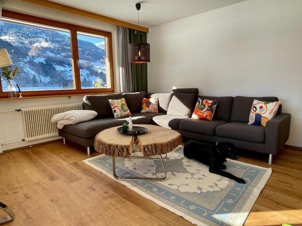Wohnbereich der 100-m²-Ferienwohnung Whiteberg mit Holzboden und Sitzecke
