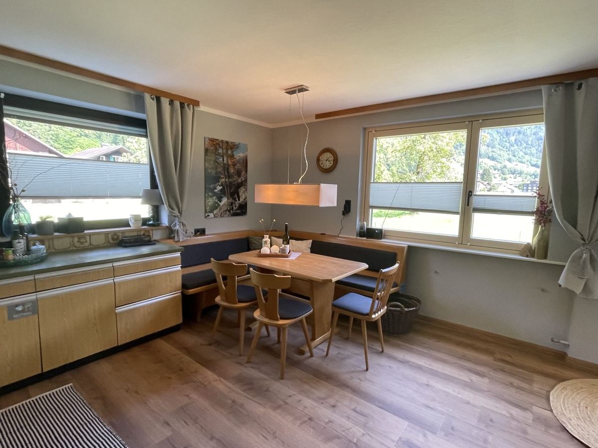 Voll ausgestattete Küche der Ferienwohnung in Schruns-Tschagguns mit großem Esstisch