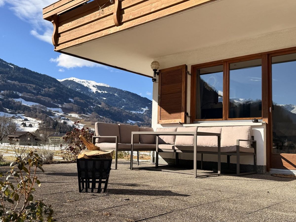 Überdachte Sonnenterrasse mit Loungemöbeln und Bergblick, Ferienwohnung Montafon