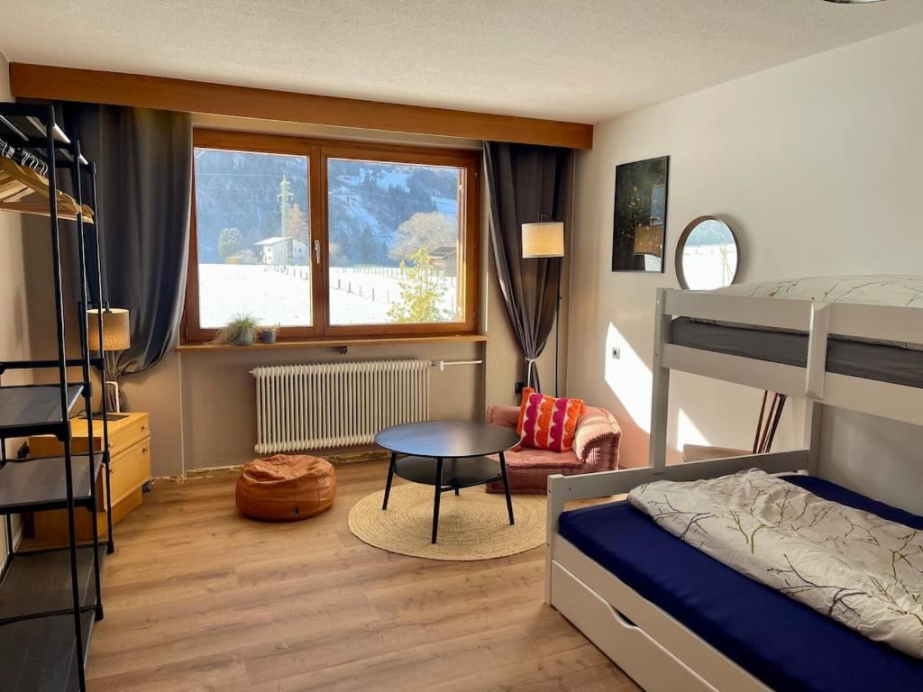 Schlafzimmer mit Etagenbett und Fenster zum Tal, Ferienwohnung Schruns