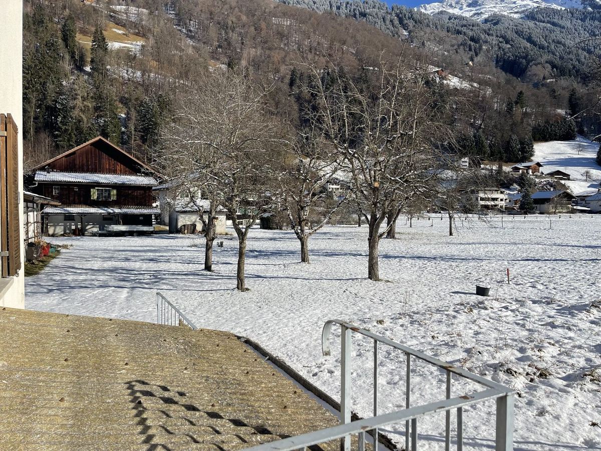 Blick von der Ferienwohnung über das verschneite Schrunser Feld auf das Montafon