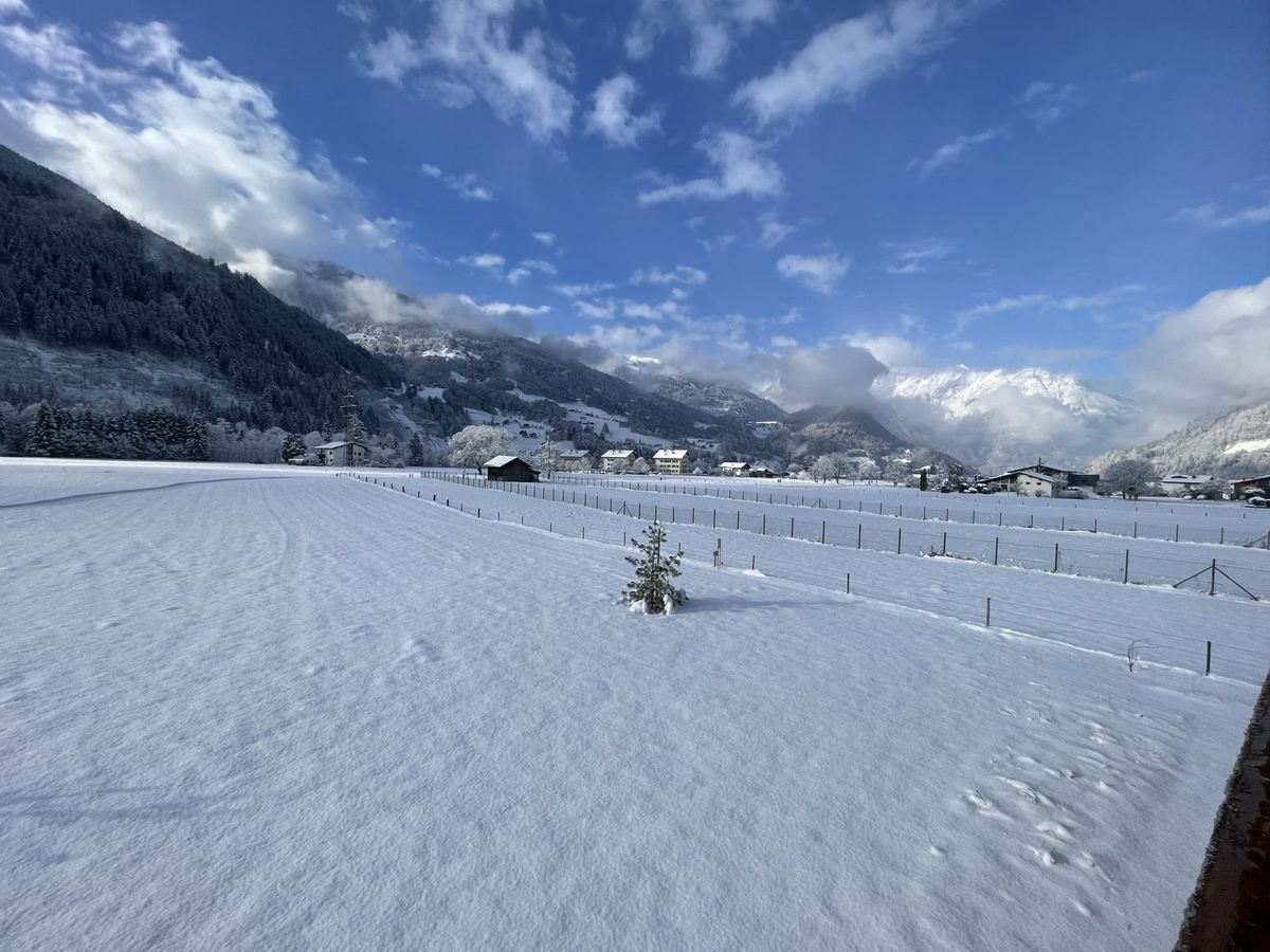 Verschneite Felder und Berge rund um Schruns im Silvretta Montafon