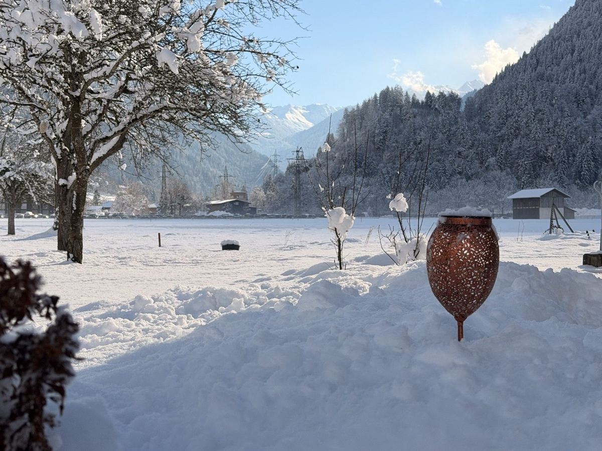 Der Garten der Ferienwohnung in Schruns unter Schnee
