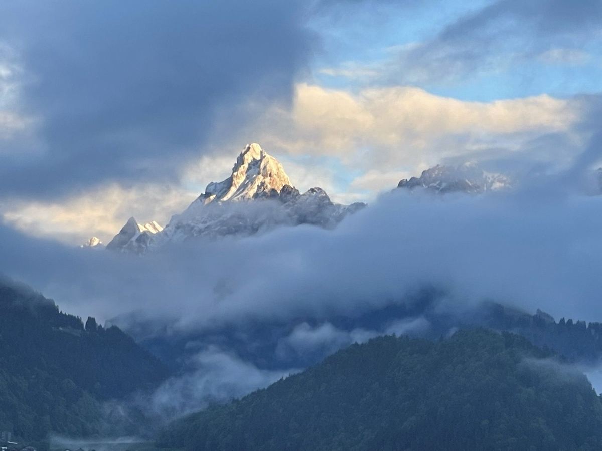 Berggipfel über den Wolken im Montafon